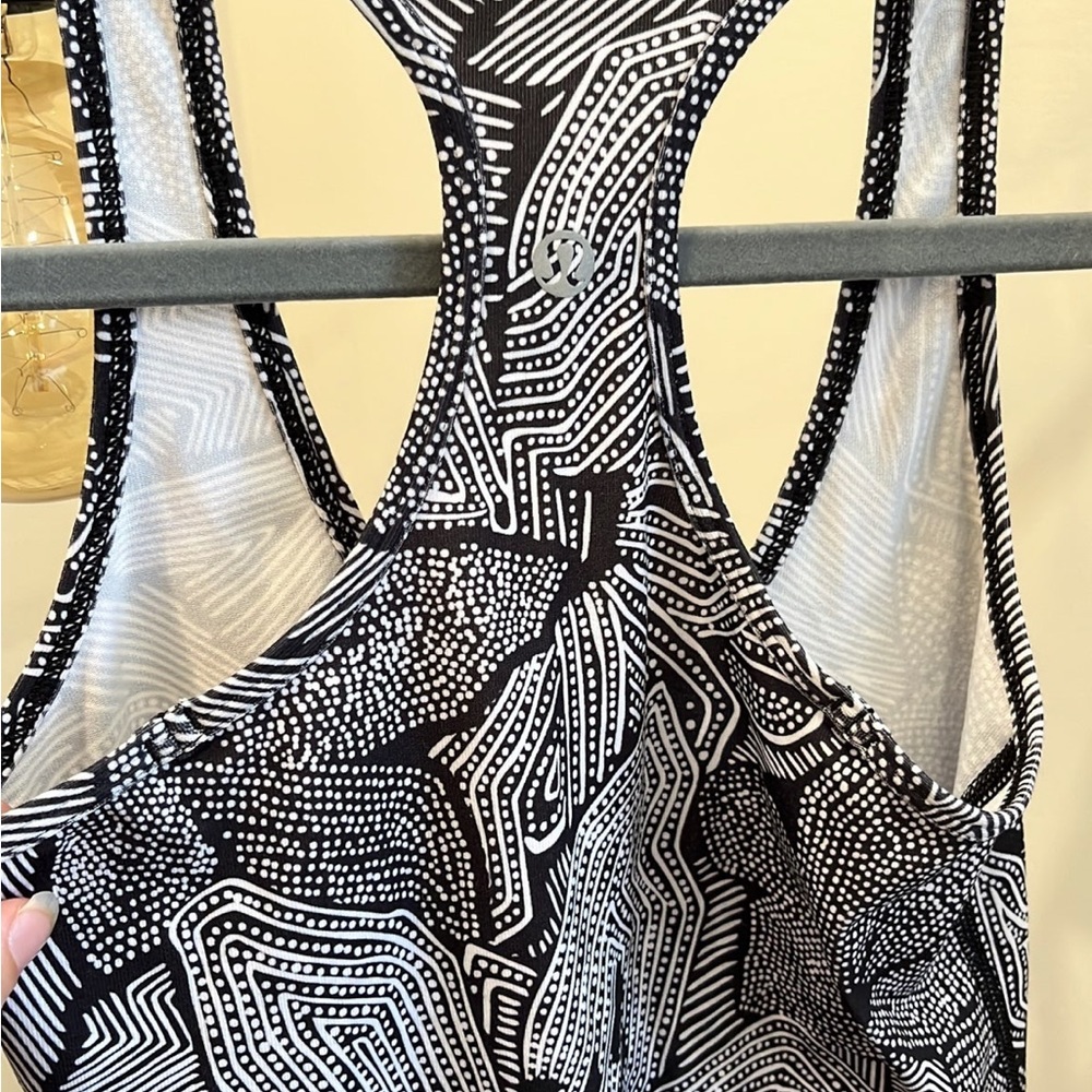 EUC XS Lululemon tanks Camo/Geometric - Picture 6 of 6